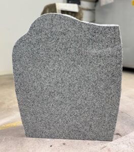 Gravstein, grå granitt, polert, råsatte kanter, 50x60 cm, rimeligere, nedsatt pris