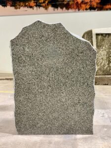 Gravstein, grå granitt, polert forside, råsatte kanter og sandblåst bakside