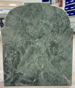 Gravstein serpentinitt, 60x50, helpolert