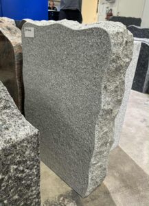 Jølstad gravstein, grå granitt