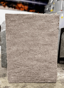 Royal Gneis, gravstein, flammet forside, råsatte kanter, Jølstad gravstein