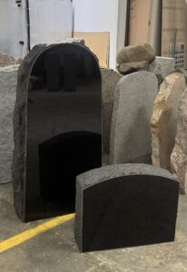 Jølstad gravstein, sort granitt, polert forside råsatte kanter