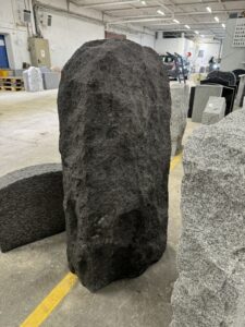 jølstad gravstein, sort granitt, råsatt bakside