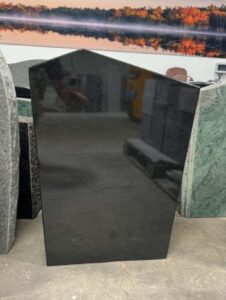 Gravstein, steintype sort granitt. Jølstad gravstein